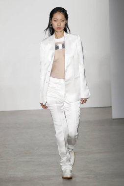 New York, Ny - 11 Şubat: Bir model Helmut Lang A / W de pist yürüyor 19 Şubat'ta Kadın ve Erkek Koleksiyonu için 11, 2019 New York.