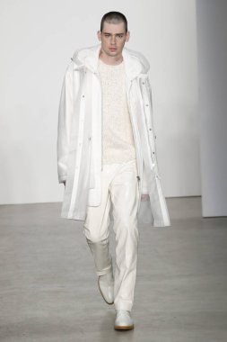 New York, Ny - 11 Şubat: Bir model Helmut Lang A / W de pist yürüyor 19 Şubat'ta Kadın ve Erkek Koleksiyonu için 11, 2019 New York.