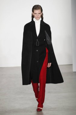 New York, Ny - 11 Şubat: Bir model Helmut Lang A / W de pist yürüyor 19 Şubat'ta Kadın ve Erkek Koleksiyonu için 11, 2019 New York.