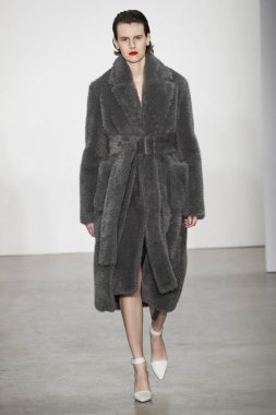 New York, Ny - 11 Şubat: Bir model Helmut Lang A / W de pist yürüyor 19 Şubat'ta Kadın ve Erkek Koleksiyonu için 11, 2019 New York.
