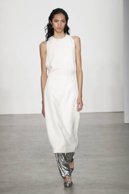 New York, Ny - 11 Şubat: Bir model Helmut Lang A / W de pist yürüyor 19 Şubat'ta Kadın ve Erkek Koleksiyonu için 11, 2019 New York.