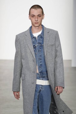 New York, Ny - 11 Şubat: Bir model Helmut Lang A / W de pist yürüyor 19 Şubat'ta Kadın ve Erkek Koleksiyonu için 11, 2019 New York.