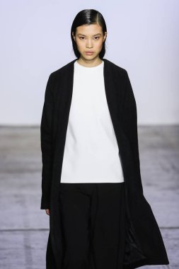 New York, Ny - Şubat 07: Bir model Nyfw sırasında Hogan Mclaughlin defile için pist yürüyor: Şubat'ta Industria Studios Gösterir 7, 2019 Nyc