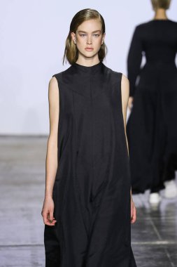 New York, Ny - Şubat 07: Bir model Nyfw sırasında Hogan Mclaughlin defile için pist yürüyor: Şubat'ta Industria Studios Gösterir 7, 2019 Nyc