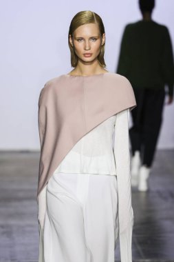 New York, Ny - Şubat 07: Bir model Nyfw sırasında Hogan Mclaughlin defile için pist yürüyor: Şubat'ta Industria Studios Gösterir 7, 2019 Nyc