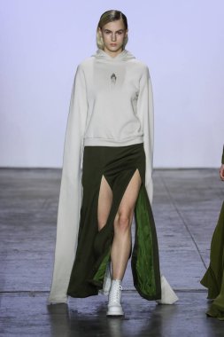New York, Ny - Şubat 07: Bir model Nyfw sırasında Hogan Mclaughlin defile için pist yürüyor: Şubat'ta Industria Studios Gösterir 7, 2019 Nyc