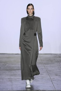 New York, Ny - Şubat 07: Bir model Nyfw sırasında Hogan Mclaughlin defile için pist yürüyor: Şubat'ta Industria Studios Gösterir 7, 2019 Nyc