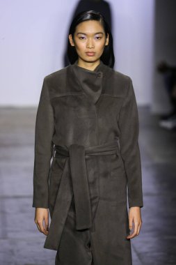 New York, Ny - Şubat 07: Bir model Nyfw sırasında Hogan Mclaughlin defile için pist yürüyor: Şubat'ta Industria Studios Gösterir 7, 2019 Nyc