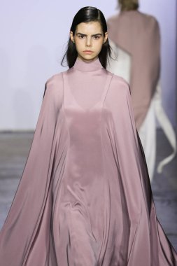 New York, Ny - Şubat 07: Bir model Nyfw sırasında Hogan Mclaughlin defile için pist yürüyor: Şubat'ta Industria Studios Gösterir 7, 2019 Nyc