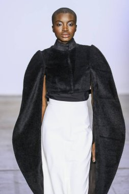 New York, Ny - Şubat 07: Bir model Nyfw sırasında Hogan Mclaughlin defile için pist yürüyor: Şubat'ta Industria Studios Gösterir 7, 2019 Nyc