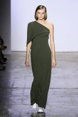 New York, Ny - Şubat 07: Bir model Nyfw sırasında Hogan Mclaughlin defile için pist yürüyor: Şubat'ta Industria Studios Gösterir 7, 2019 Nyc