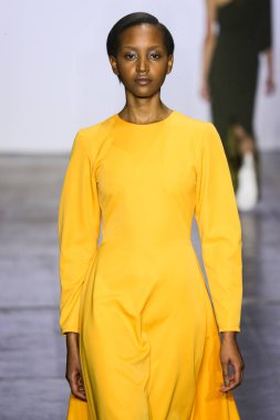 New York, Ny - Şubat 07: Bir model Nyfw sırasında Hogan Mclaughlin defile için pist yürüyor: Şubat'ta Industria Studios Gösterir 7, 2019 Nyc