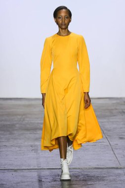 New York, Ny - Şubat 07: Bir model Nyfw sırasında Hogan Mclaughlin defile için pist yürüyor: Şubat'ta Industria Studios Gösterir 7, 2019 Nyc