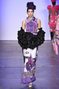 New York, Ny - 07 Şubat: Model Endonezya Çeşitlilik Fw19 Koleksiyonları sırasında 2madison Avenue için yürüyor: Nyfw sırasında 2madison Avenue defile: Şubat'ta Industria Studios Gösterir 7, 2019 Nyc