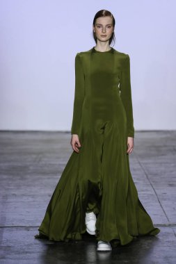 New York, Ny - Şubat 07: Bir model Nyfw sırasında Hogan Mclaughlin defile için pist yürüyor: Şubat'ta Industria Studios Gösterir 7, 2019 Nyc