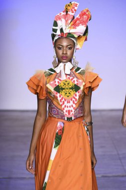 New York, Ny - 07 Şubat: Model Endonezya Çeşitlilik Fw19 Koleksiyonları sırasında 2madison Avenue için yürüyor: Nyfw sırasında 2madison Avenue defile: Şubat'ta Industria Studios Gösterir 7, 2019 Nyc