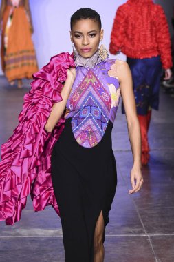 New York, Ny - 07 Şubat: Model Endonezya Çeşitlilik Fw19 Koleksiyonları sırasında 2madison Avenue için yürüyor: Nyfw sırasında 2madison Avenue defile: Şubat'ta Industria Studios Gösterir 7, 2019 Nyc