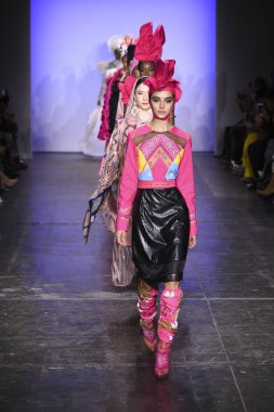 New York, Ny - 07 Şubat: Model Endonezya Çeşitlilik Fw19 Koleksiyonları sırasında 2madison Avenue için yürüyor: Nyfw sırasında 2madison Avenue defile: Şubat'ta Industria Studios Gösterir 7, 2019 Nyc