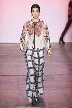 New York, Ny - 07 Şubat: Model Endonezya Çeşitlilik Fw19 Koleksiyonları sırasında Alleira Batik için pist yürüyor: Şubat'ta Industria Studios Gösterir 7, 2019 Nyc.