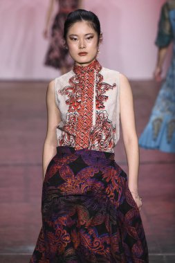 New York, Ny - 07 Şubat: Model Endonezya Çeşitlilik Fw19 Koleksiyonları sırasında Alleira Batik için pist yürüyor: Şubat'ta Industria Studios Gösterir 7, 2019 Nyc.