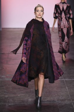 New York, Ny - 07 Şubat: Model Endonezya Çeşitlilik Fw19 Koleksiyonları sırasında Alleira Batik için pist yürüyor: Şubat'ta Industria Studios Gösterir 7, 2019 Nyc.