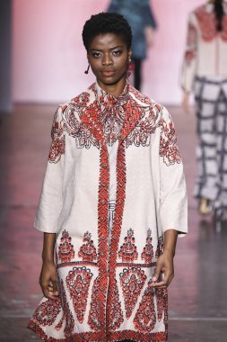New York, Ny - 07 Şubat: Model Endonezya Çeşitlilik Fw19 Koleksiyonları sırasında Alleira Batik için pist yürüyor: Şubat'ta Industria Studios Gösterir 7, 2019 Nyc.