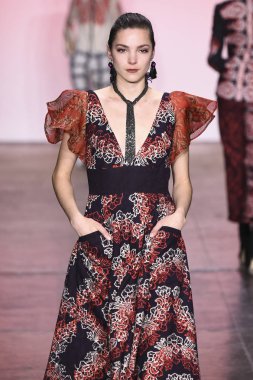 New York, Ny - 07 Şubat: Model Endonezya Çeşitlilik Fw19 Koleksiyonları sırasında Alleira Batik için pist yürüyor: Şubat'ta Industria Studios Gösterir 7, 2019 Nyc.