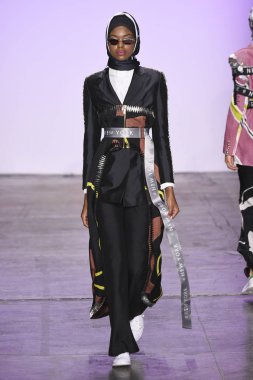 New York, Ny - 07 Şubat: Model Endonezya Çeşitlilik Fw19 Koleksiyonları sırasında Dian Pelangi için pist yürüyor: Şubat'ta Industria Studios Gösterir 7, 2019 Nyc.