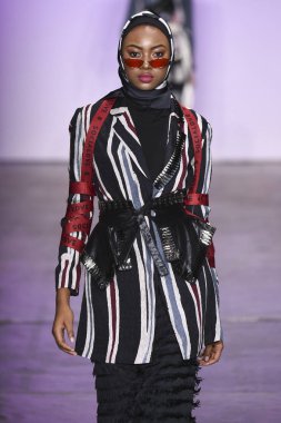 New York, Ny - 07 Şubat: Model Endonezya Çeşitlilik Fw19 Koleksiyonları sırasında Dian Pelangi için pist yürüyor: Şubat'ta Industria Studios Gösterir 7, 2019 Nyc.