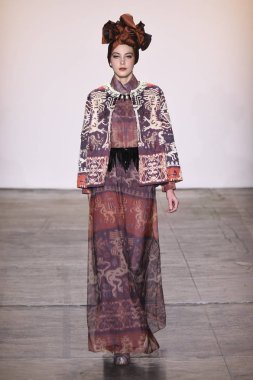 New York, Ny - 07 Şubat: Model Endonezya Çeşitlilik Fw19 Koleksiyonları sırasında Itang Yunasz için pist yürüyor: Şubat'ta Industria Studios Gösterir 7, 2019 Nyc.