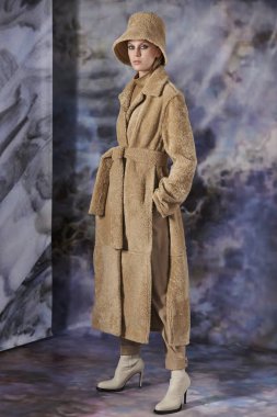 New York, Ny - 10 Şubat: Model Şubat'ta New York Moda Haftası sırasında J. Mendel sunumu için poz lar 10, 2019 Nyc.