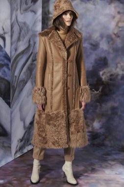 New York, Ny - 10 Şubat: Model Şubat'ta New York Moda Haftası sırasında J. Mendel sunumu için poz lar 10, 2019 Nyc.