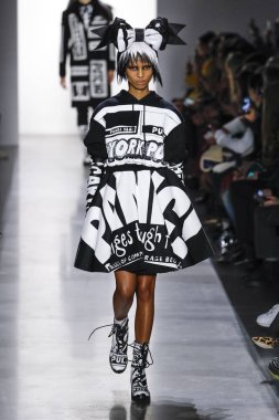 New York, New York - 08 Şubat: Bir model Jeremy Scott Fall giyerek podyumda yürüyor 2019 Şubat'ta Spring Studios'ta Galeri I'de 08 Şubat 2019'da Nyc'de.
