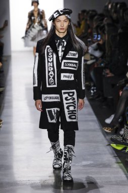New York, New York - 08 Şubat: Bir model Jeremy Scott Fall giyerek podyumda yürüyor 2019 Şubat'ta Spring Studios'ta Galeri I'de 08 Şubat 2019'da Nyc'de.