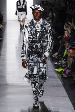 New York, New York - 08 Şubat: Bir model Jeremy Scott Fall giyerek podyumda yürüyor 2019 Şubat'ta Spring Studios'ta Galeri I'de 08 Şubat 2019'da Nyc'de.