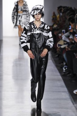 New York, New York - 08 Şubat: Bir model Jeremy Scott Fall giyerek podyumda yürüyor 2019 Şubat'ta Spring Studios'ta Galeri I'de 08 Şubat 2019'da Nyc'de.