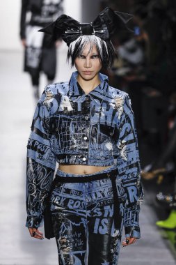 New York, New York - 08 Şubat: Bir model Jeremy Scott Fall giyerek podyumda yürüyor 2019 Şubat'ta Spring Studios'ta Galeri I'de 08 Şubat 2019'da Nyc'de.