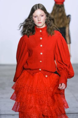 New York, Ny - 07 Şubat: Bir model New York Moda Haftası sırasında Jiri Kalfar defile için pist yürüyor: Şubat'ta Industria Studios Gösterir 7, 2019 Nyc