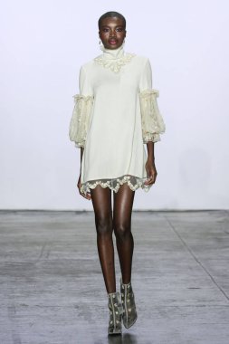 New York, Ny - 07 Şubat: Bir model New York Moda Haftası sırasında Jiri Kalfar defile için pist yürüyor: Şubat'ta Industria Studios Gösterir 7, 2019 Nyc