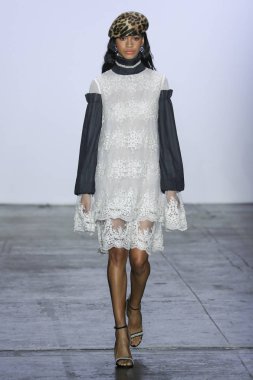 New York, Ny - 07 Şubat: Bir model New York Moda Haftası sırasında Jiri Kalfar defile için pist yürüyor: Şubat'ta Industria Studios Gösterir 7, 2019 Nyc