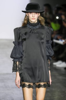 New York, Ny - 07 Şubat: Bir model New York Moda Haftası sırasında Jiri Kalfar defile için pist yürüyor: Şubat'ta Industria Studios Gösterir 7, 2019 Nyc