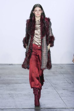 New York, Ny - 07 Şubat: Bir model New York Moda Haftası sırasında Jiri Kalfar defile için pist yürüyor: Şubat'ta Industria Studios Gösterir 7, 2019 Nyc