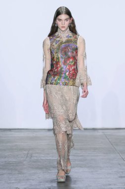 New York, Ny - 07 Şubat: Bir model New York Moda Haftası sırasında Jiri Kalfar defile için pist yürüyor: Şubat'ta Industria Studios Gösterir 7, 2019 Nyc