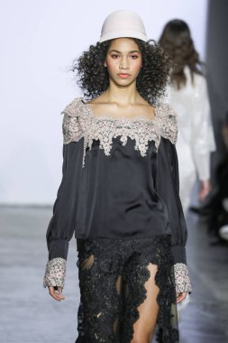 New York, Ny - 07 Şubat: Bir model New York Moda Haftası sırasında Jiri Kalfar defile için pist yürüyor: Şubat'ta Industria Studios Gösterir 7, 2019 Nyc