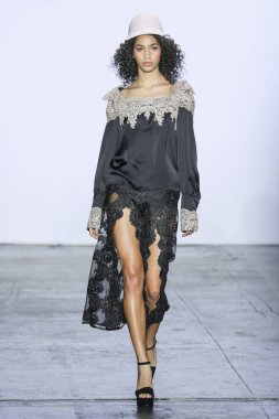 New York, Ny - 07 Şubat: Bir model New York Moda Haftası sırasında Jiri Kalfar defile için pist yürüyor: Şubat'ta Industria Studios Gösterir 7, 2019 Nyc