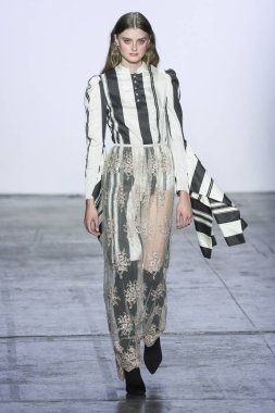 New York, Ny - 07 Şubat: Bir model New York Moda Haftası sırasında Jiri Kalfar defile için pist yürüyor: Şubat'ta Industria Studios Gösterir 7, 2019 Nyc