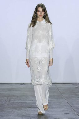 New York, Ny - 07 Şubat: Bir model New York Moda Haftası sırasında Jiri Kalfar defile için pist yürüyor: Şubat'ta Industria Studios Gösterir 7, 2019 Nyc