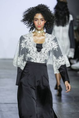 New York, Ny - 07 Şubat: Bir model New York Moda Haftası sırasında Jiri Kalfar defile için pist yürüyor: Şubat'ta Industria Studios Gösterir 7, 2019 Nyc