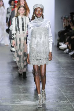 New York, Ny - 07 Şubat: Bir model New York Moda Haftası sırasında Jiri Kalfar defile için pist yürüyor: Şubat'ta Industria Studios Gösterir 7, 2019 Nyc