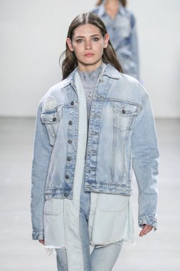 New York, Ny - 12 Şubat: Model Şubat'ta New York Moda Haftası sırasında John John defile için pist yürüyor 12, 2019 Nyc.